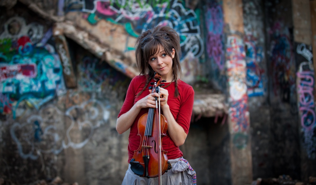 Девушка со скрипкой улыбается