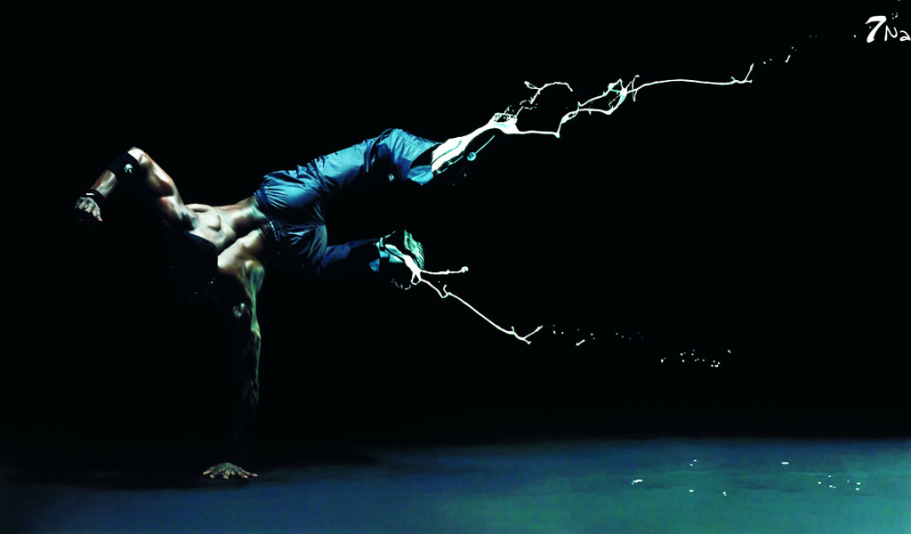 Темнокожий танцор на руке