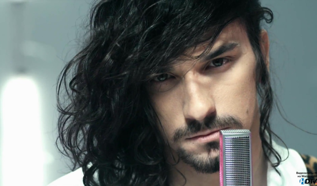 У микрофона солист Quest Pistols