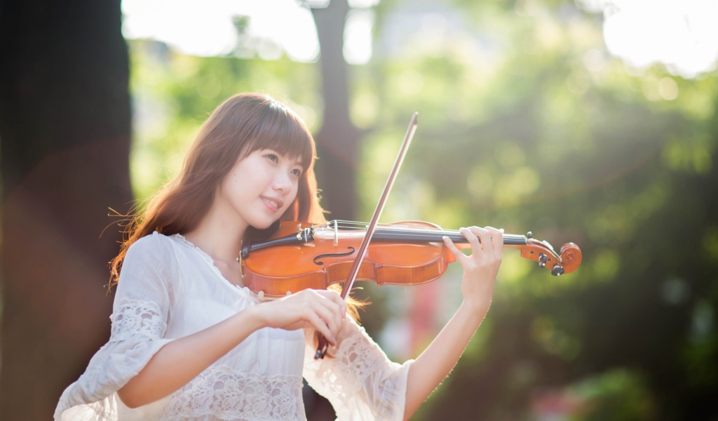 Милая девочка со скрипкой и смычком