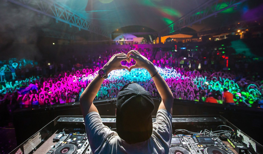 Диджей показывает сердечко