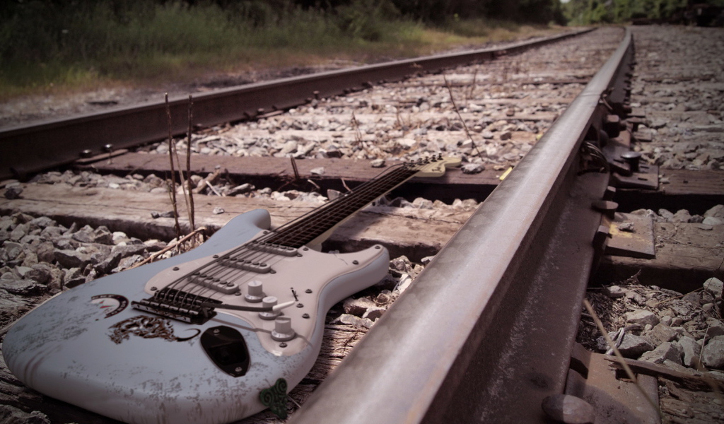 Электро-гитара на железной дороге