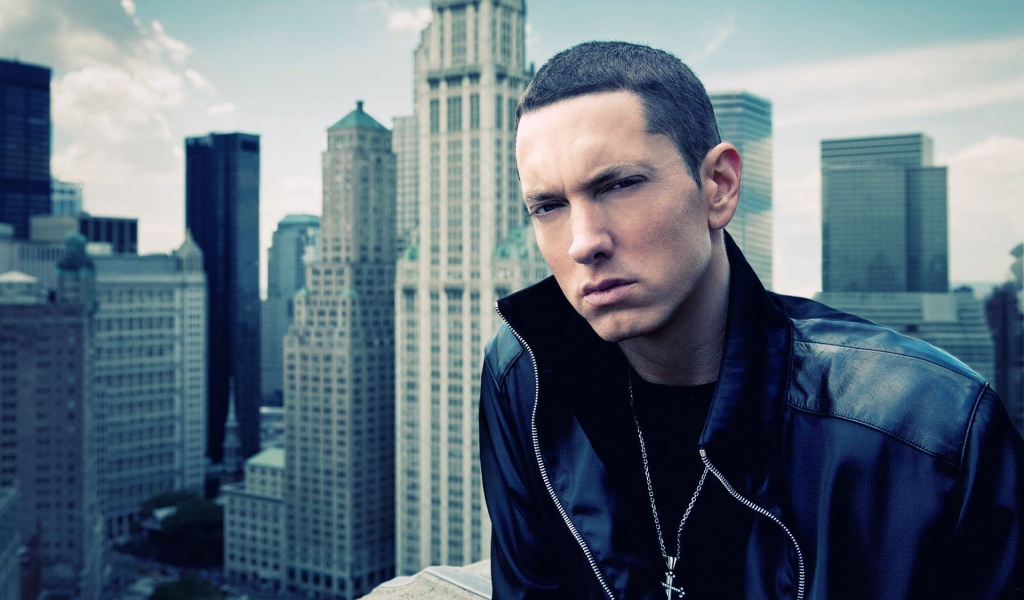 Eminem на фоне города