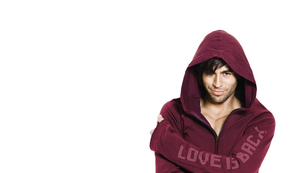Энрике Иглесиас в толстовке на белом фоне