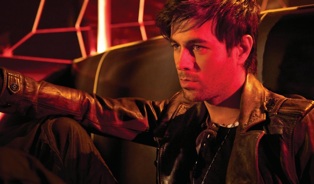 Энрике Иглесиас в кожаной куртке