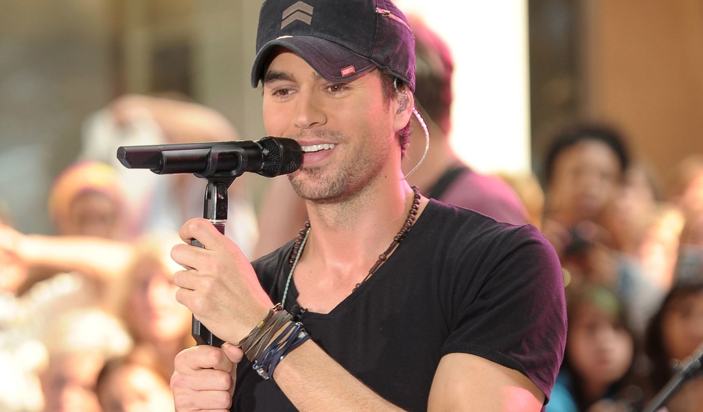 Энрике Иглесиас с микрофоном