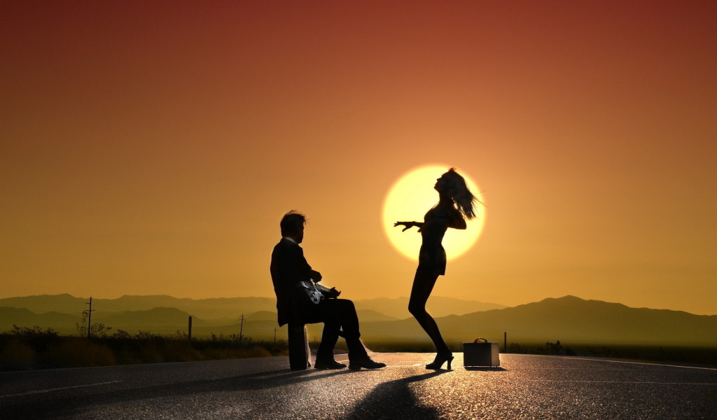 Девушка танцует под гитару