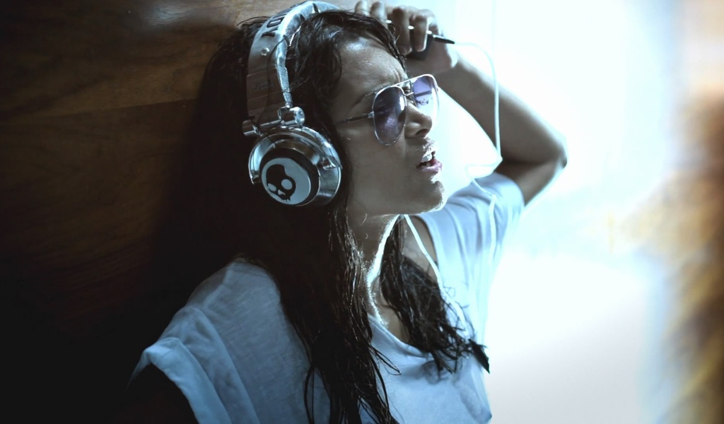 Девушка слушает музыку
