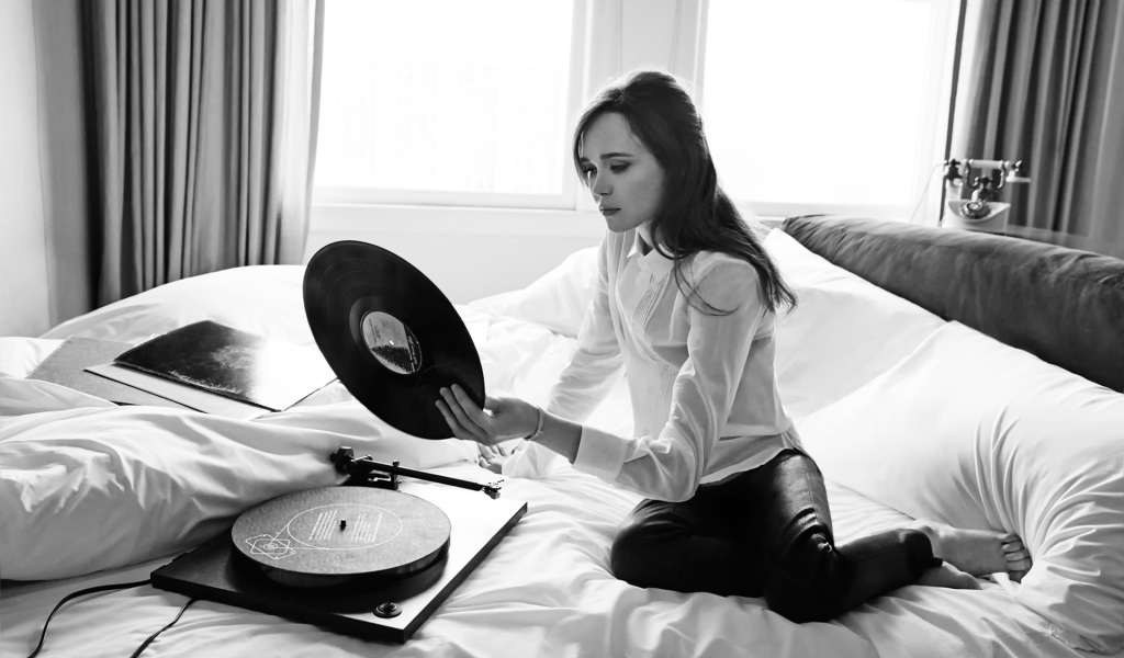 Девушка ставит пластинку