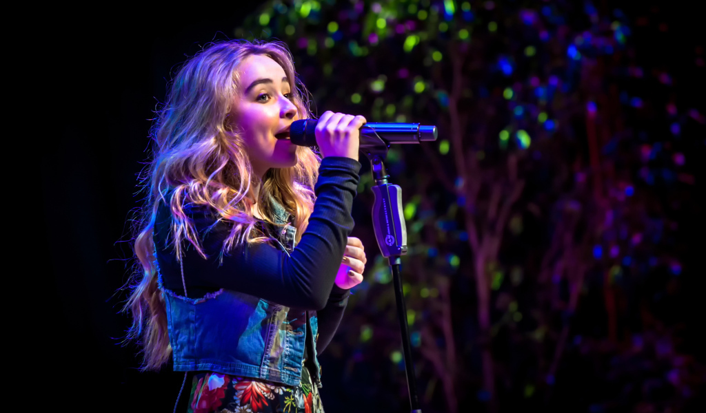 Девочка поет на сцене