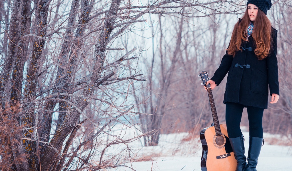 Девушка с гитарой в парке