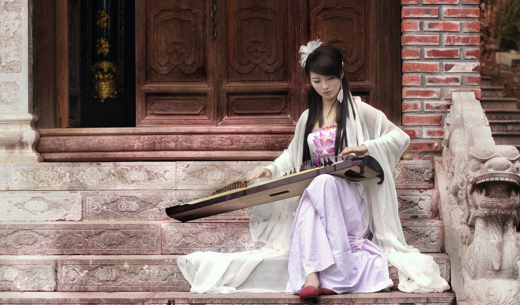 Девушка с музыкальным инструментом