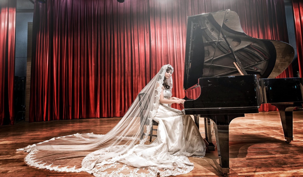 Невеста за роялем на сцене