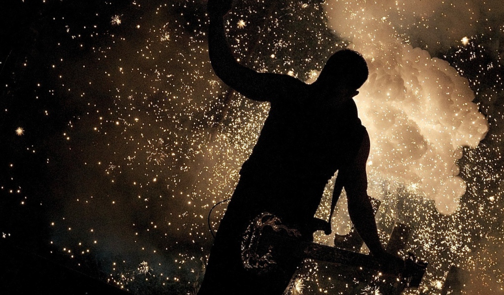 Гитарист на фоне искр