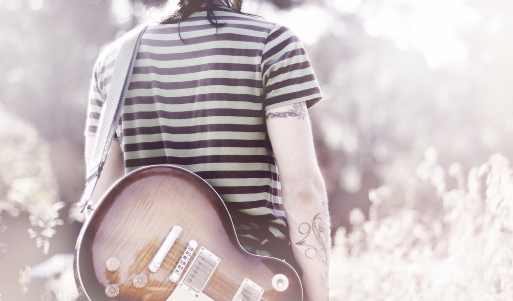 Гитарист в тельняжке