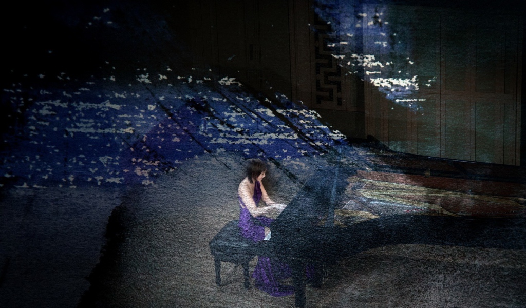 Образ девушки и рояль