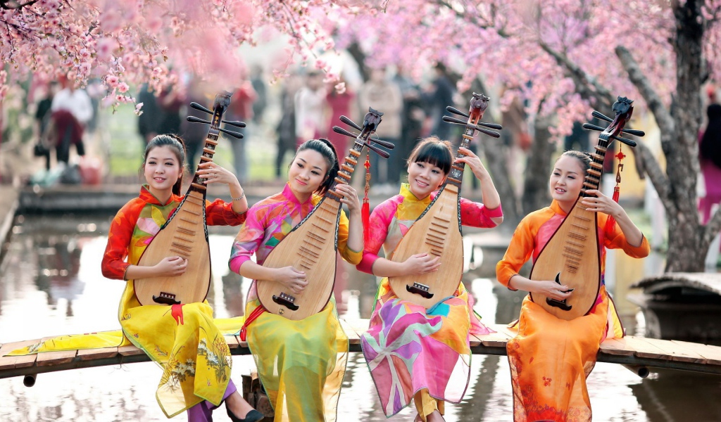 Японки с инструментами