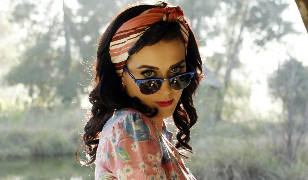 Кэти Перри в синих очках