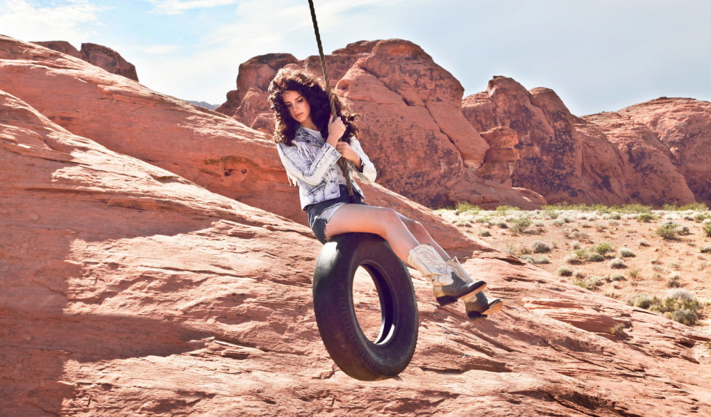 Лана Дель Рей на качели