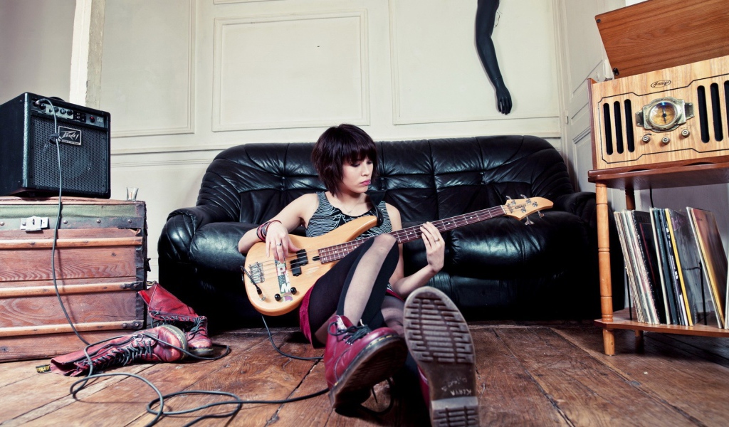 Kожаный диван и бас гитара