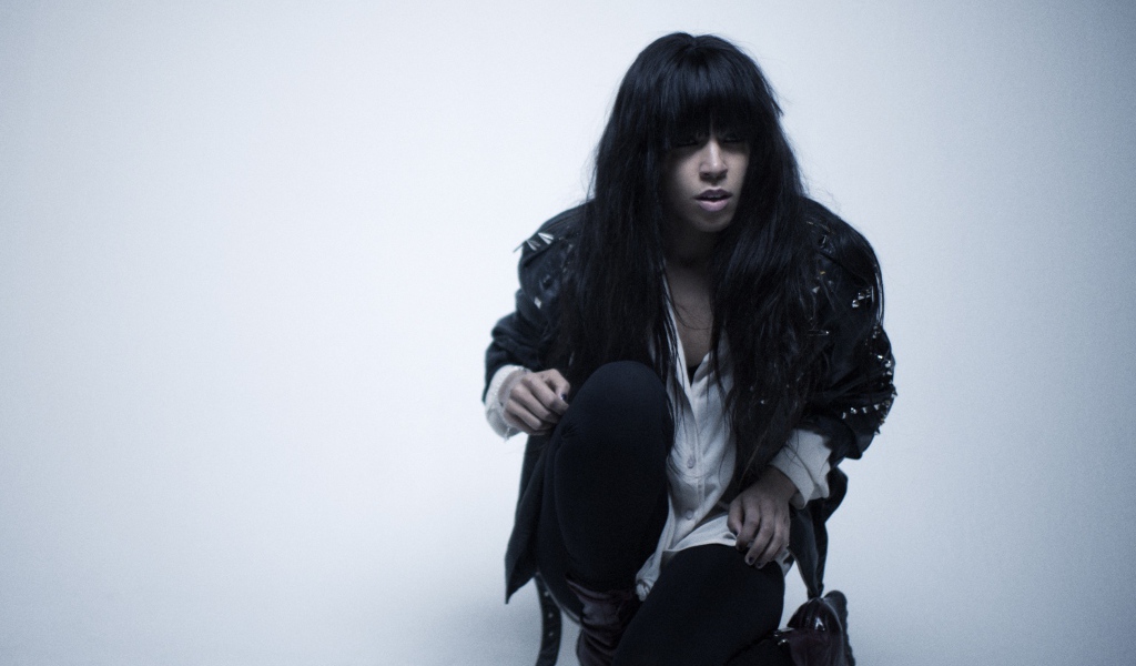 Loreen в черной куртке