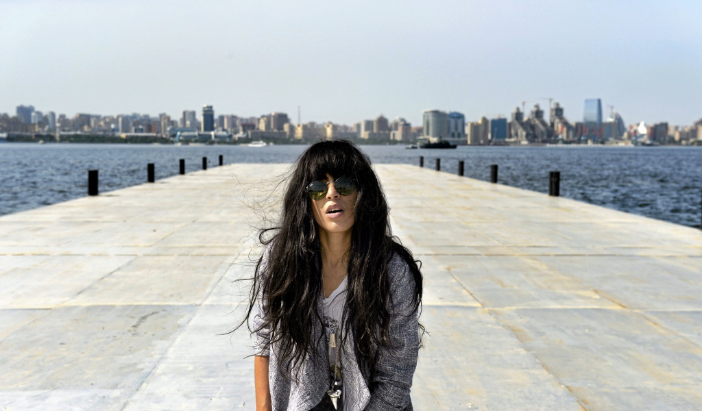 Loreen поет на набережной