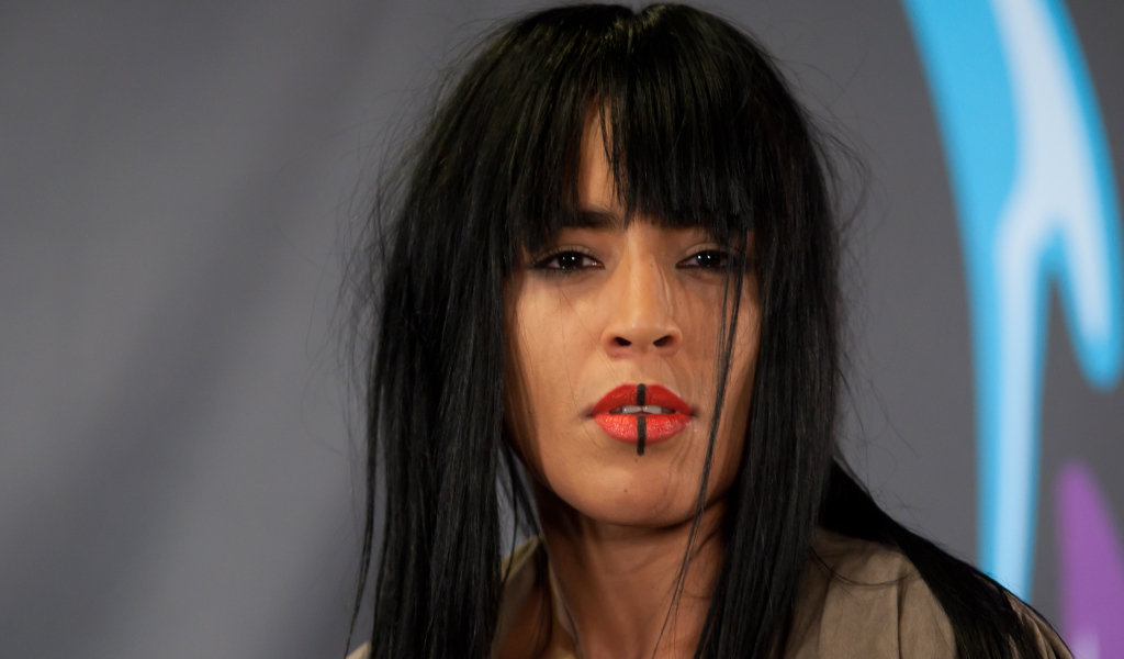 Loreen с красной помадой