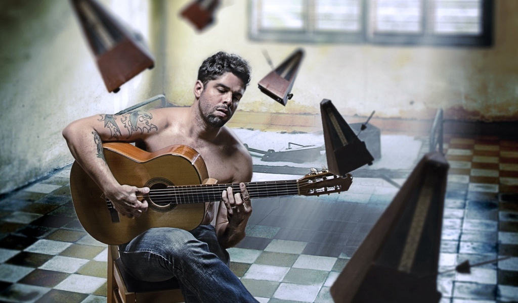 Мужчина играет на гитаре