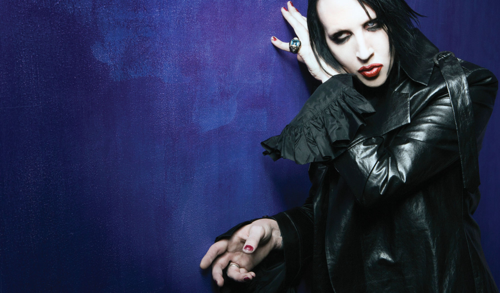 Marilyn Manson у синей стены