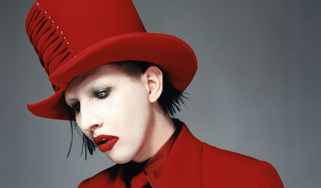 Marilyn Manson в красной шляпе