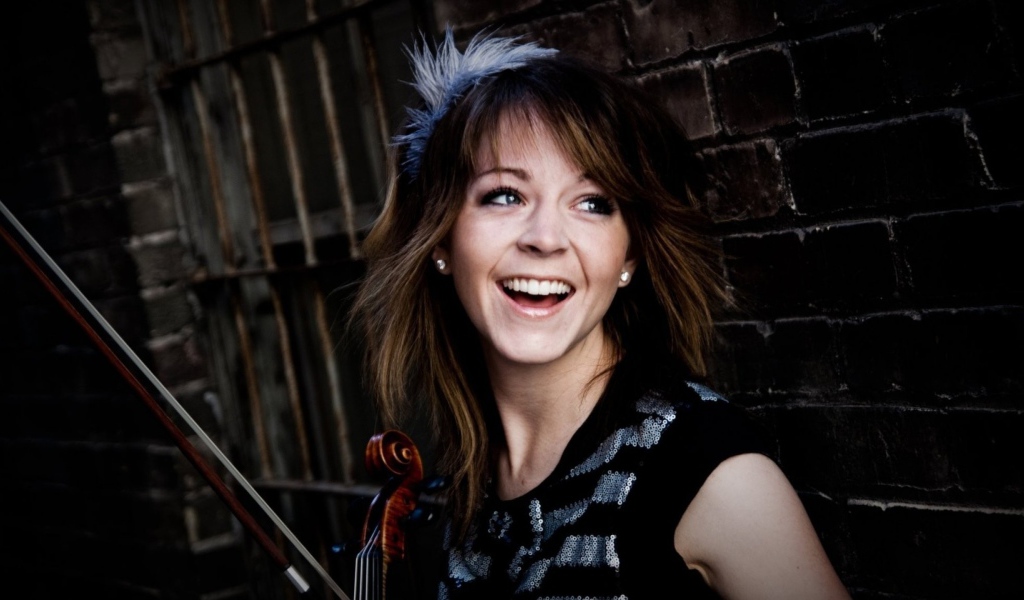 Музыкант скрипачка смеется