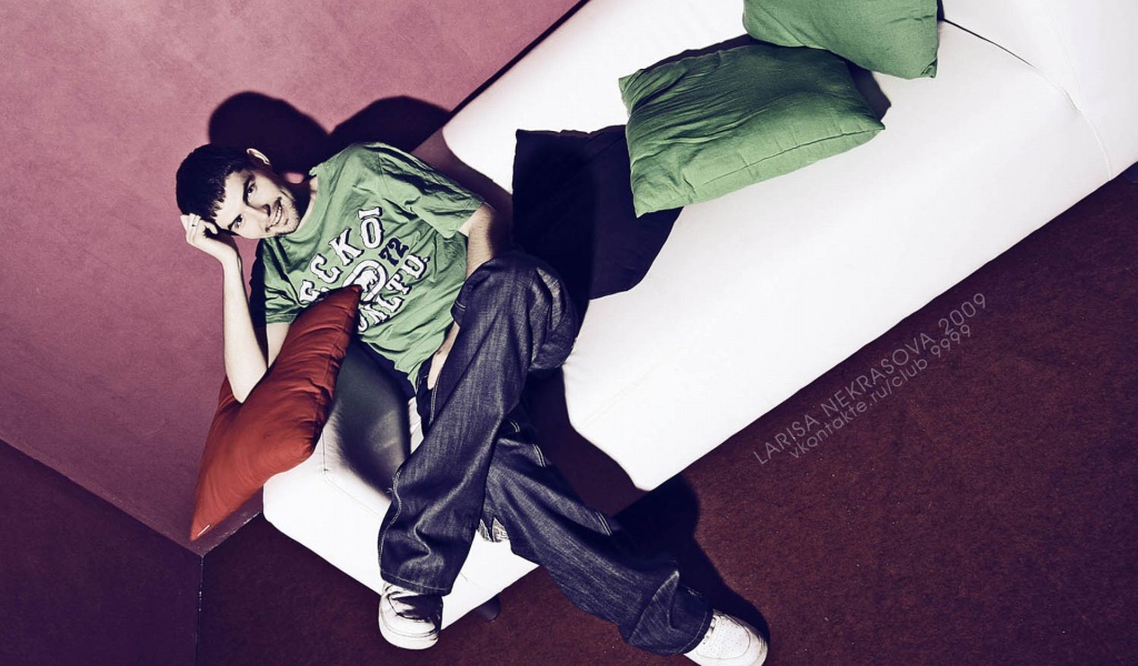 Noize MC сидит на белом диване