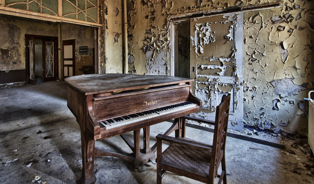 Старый рояль в заброшенном доме