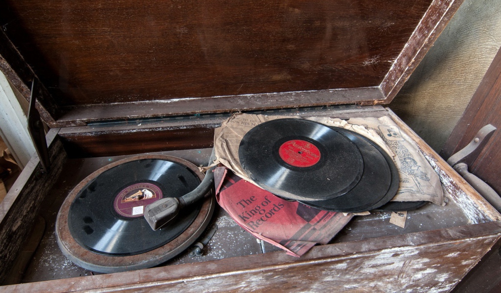 Старые пластинки в пыли