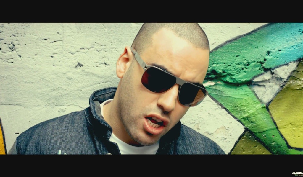 SLIM в темной рубашке