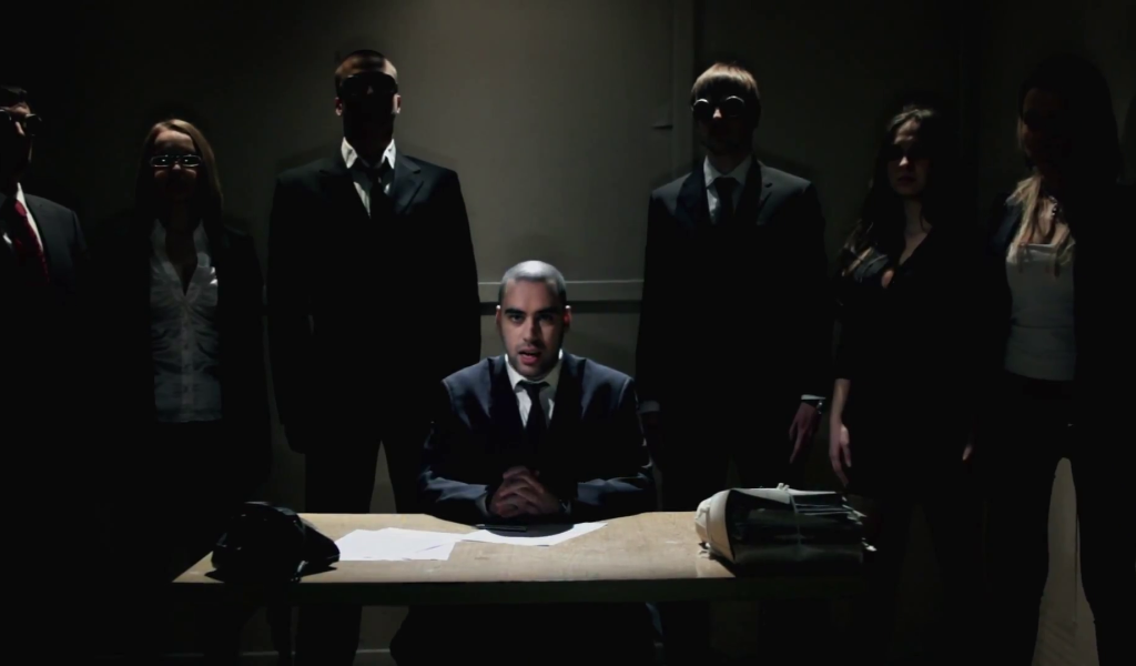 SLIM одет как бизнесмен