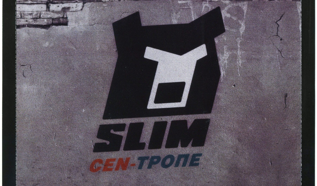 SLIM знак на стене