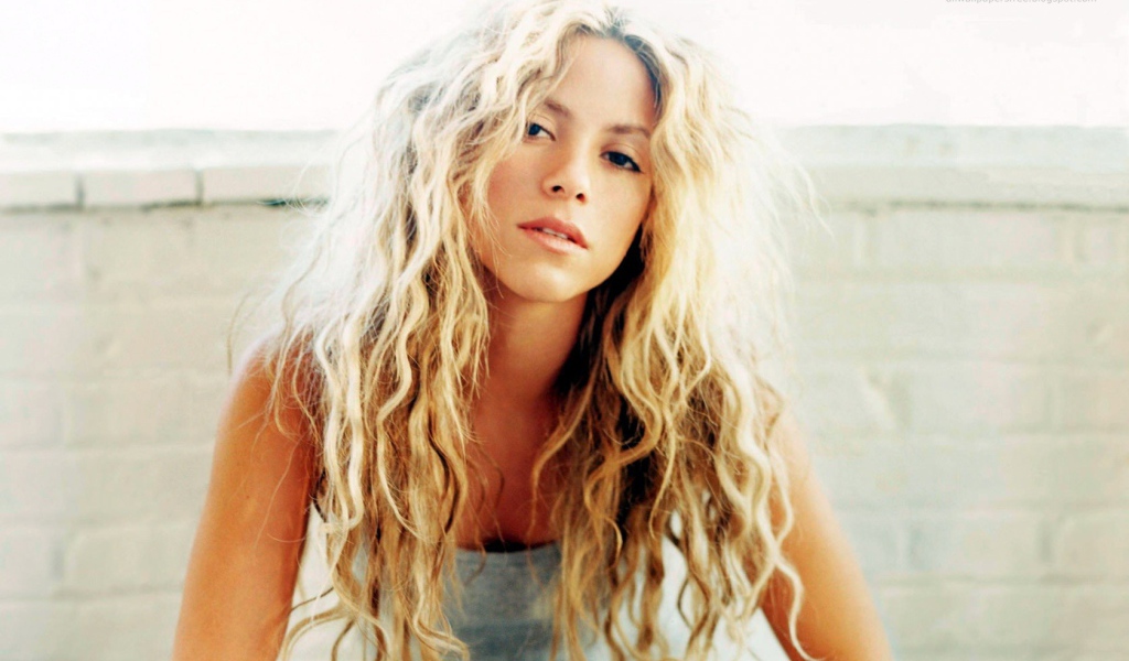 Шакира с распущенными волосами