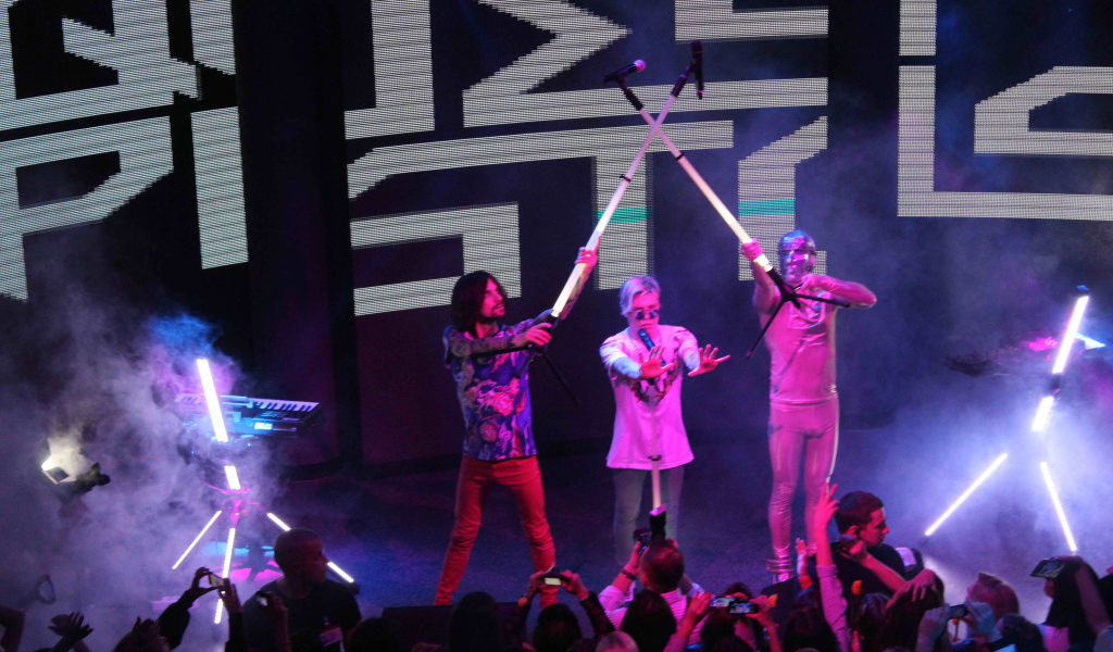 Сражение на микрофонах на концерте Quest Pistols