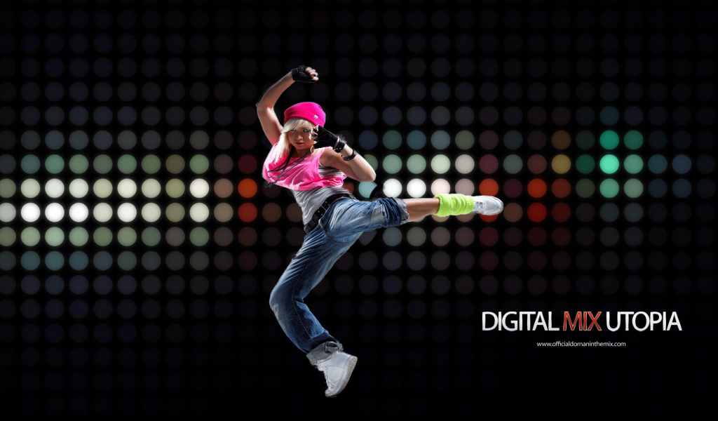 Девушка в розовом на танцполе