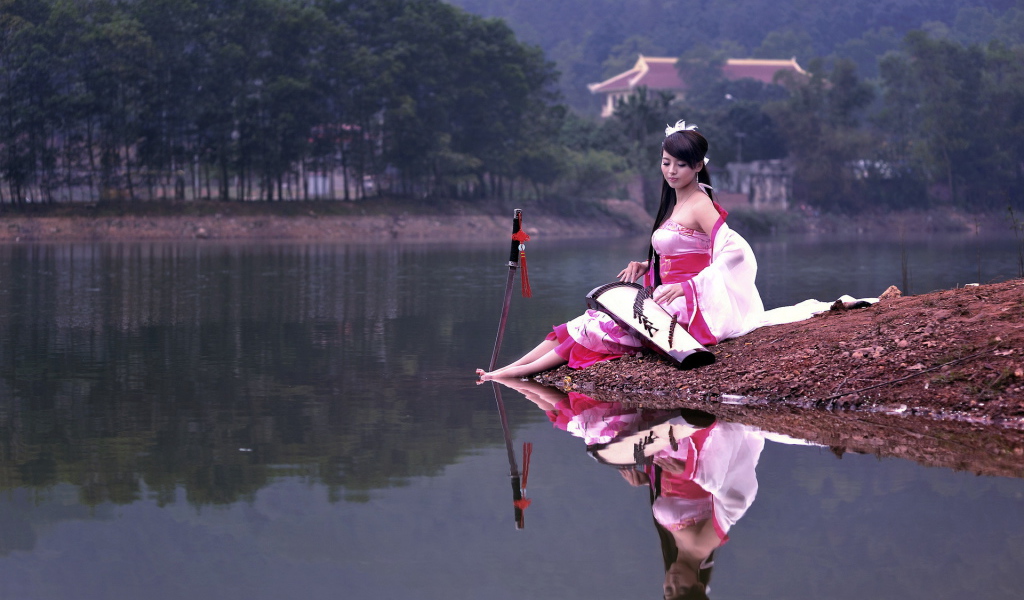 Девушка на берегу озера