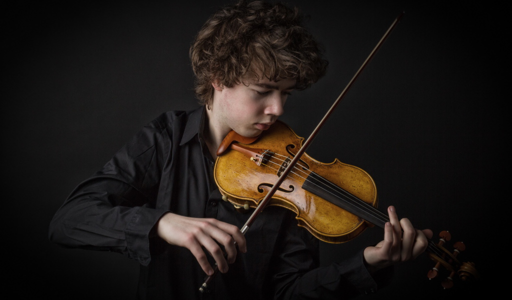 Парень играет на скрипке