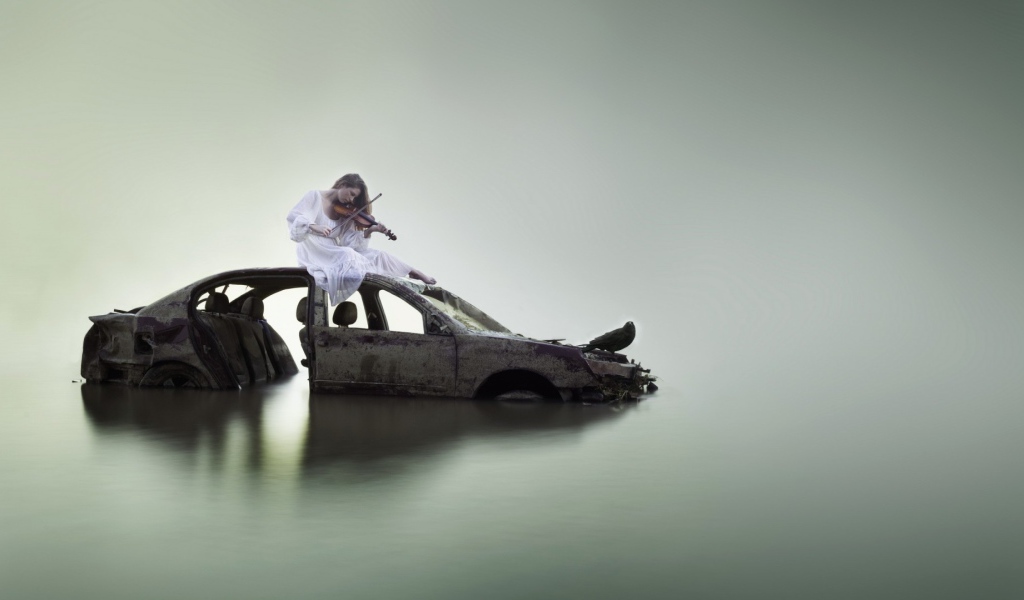 Cкрипачка на затонувшем авто