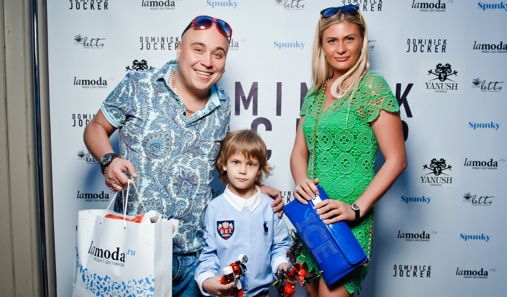 Доминик Джокер с семьей на открытии ресторана