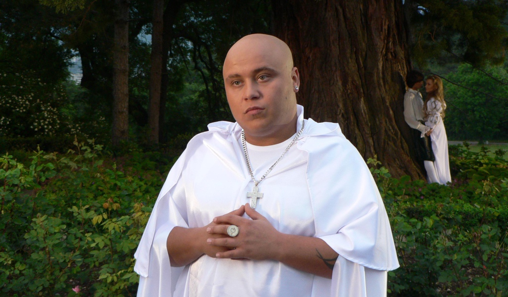 Доминик Джокер в роли монаха в мюзикле