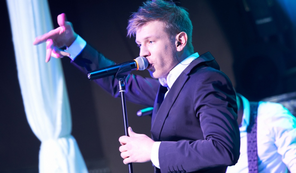 Иван Дорн на концерте поет