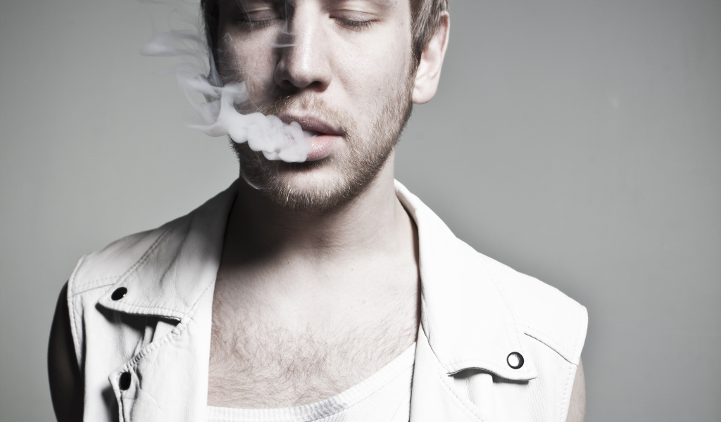 Иван Дорн курит