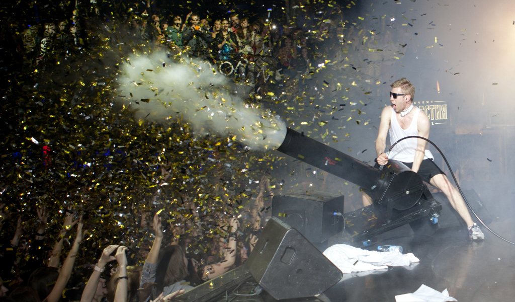 Иван Дорн на концерте запускает хлопушку