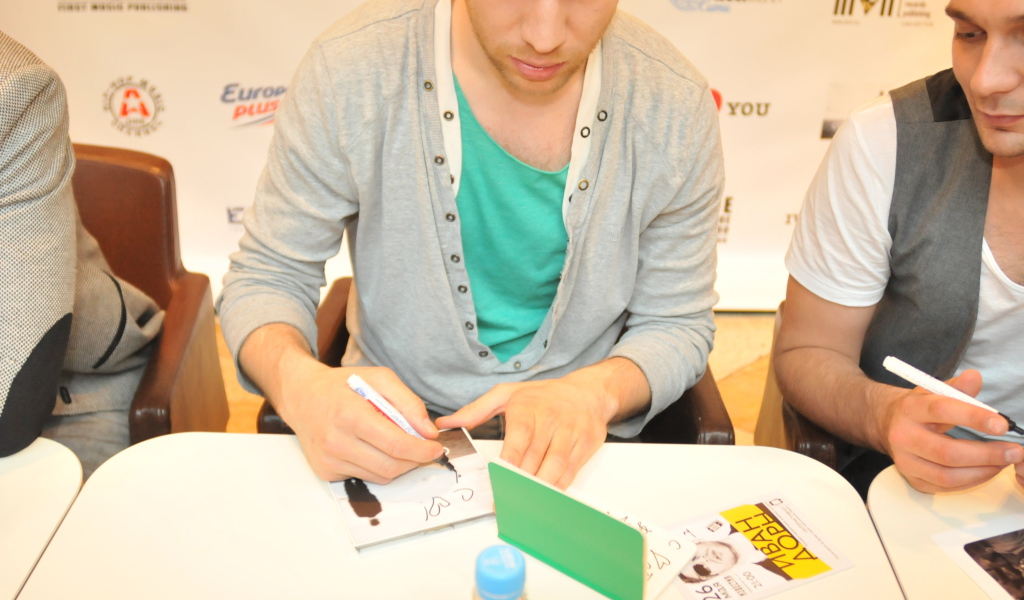 Иван Дорн раздает автографы