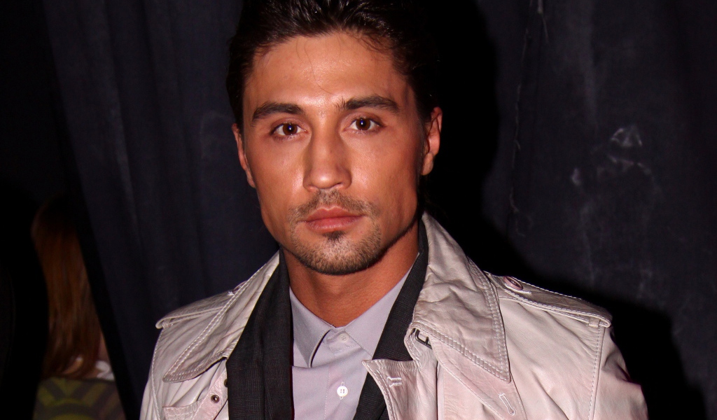 Дима Билан в элегантном плаще 